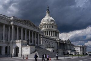 美众议院通过临时拨款法案 距结束政府“停摆”只差一步