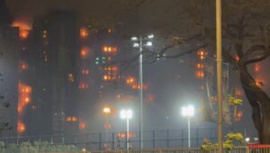 实探香港宏福苑大火现场：警员称第一次遇到这么大火，餐厅老板自发为救援人员送餐