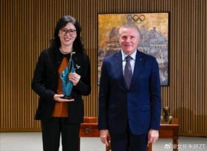 恩师郎平获教练员终身成就奖，朱婷：是您在我最迷茫的时候点醒我