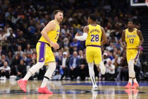 东契奇调侃：我英语比八村塁要好 他都上过大学 而我没有