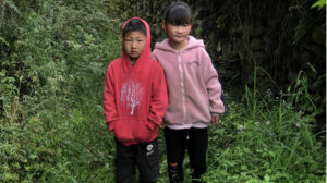 儿子病逝后儿媳走了，老人独自养大两个孩子，如今身患重病却没钱手术