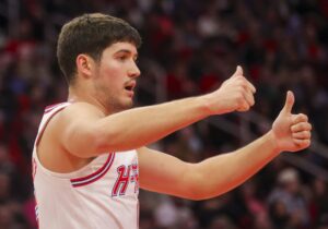 芬尼-史密斯：从我来队后 谢泼德投篮就准得离谱怎么投怎么有