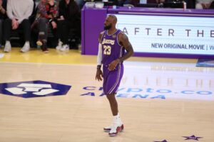 美记：联盟内部普遍传言这将是詹姆斯在湖人的最后一个赛季