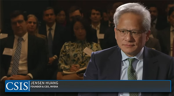 黄仁勋：美国建造一座数据中心要三年，中国建造医院只要一个周末