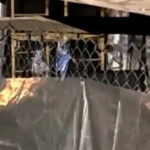 小哥听到兽吼生疑，出门一看，邻居家狗笼竟锁着一女子？！邻居还是当地著名善人…这？