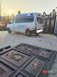 自家铁门倒下将83岁婆婆砸伤住进ICU，家属：大门仅买了两年多，厂家商家称质量和安装都没问题