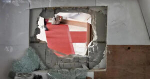 金店墙体被凿开一个大洞，170万元黄金不翼而飞……警方披露：男子将盗走黄金藏在祖坟墓碑后