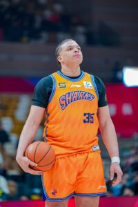 媒体人：冷静下来的洛夫顿 展现了作为CBA顶级外援的判断力