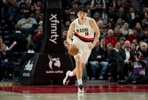 拓媒：球队现在愿意更多地培养杨瀚森了 他已不再是瘸腿的环节