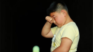 男童放学欣喜奔向厨房，不料妈妈已倒地离世，五年过去还时常梦中哭醒