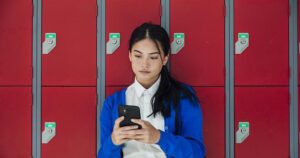 “管完你的管你的”——英国教师每周花费上百小时“盯手机”