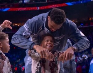 儿子竖起大拇指为小卡加油！字母哥赶紧按下教他拇指向下😅