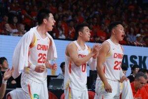 活该挨骂🤬FIBA官方竟称“中国男篮偷走胜利” 评论区翻车！