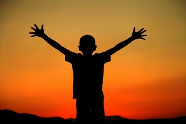 男孩地铁走丢：报出妈妈号码逗笑路人