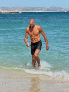 八块腹肌！戈贝尔海边度假放松不忘保持训练