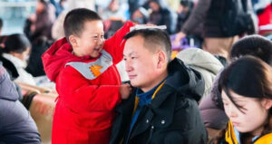 铁路部门发售春运期间火车票超2亿张