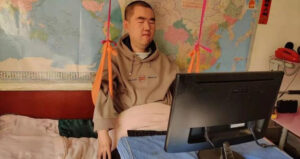 仅一根手指可以活动的他，已写下600多首歌词！