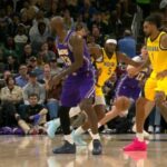 出神入化！詹姆斯写意背传精准找到拉拉维亚 助后者轻松上篮打中