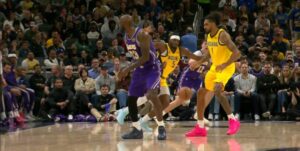 出神入化！詹姆斯写意背传精准找到拉拉维亚 助后者轻松上篮打中