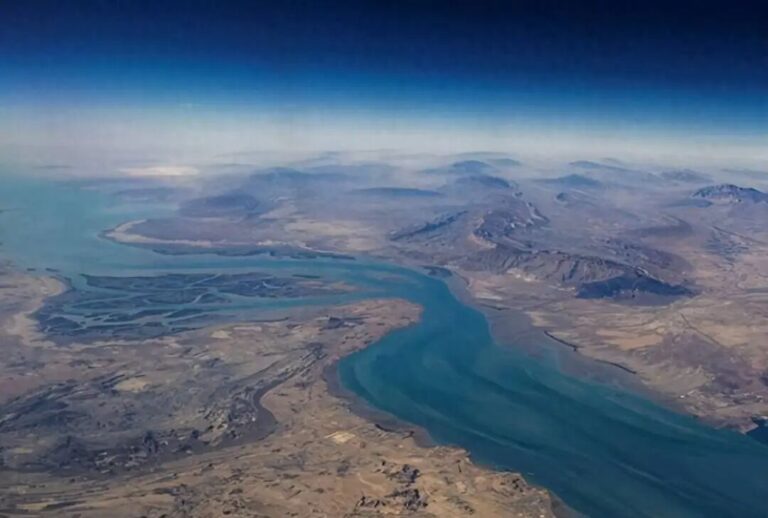 意外，霍尔木兹海峡突然封锁，炸出中国三十年惊天布局