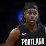 疯狂啃老！霍勒迪首节独得14分 其余四位首发合计4分