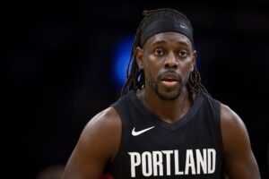 疯狂啃老！霍勒迪首节独得14分 其余四位首发合计4分