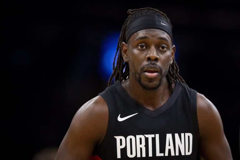 疯狂啃老！霍勒迪首节独得14分 其余四位首发合计4分