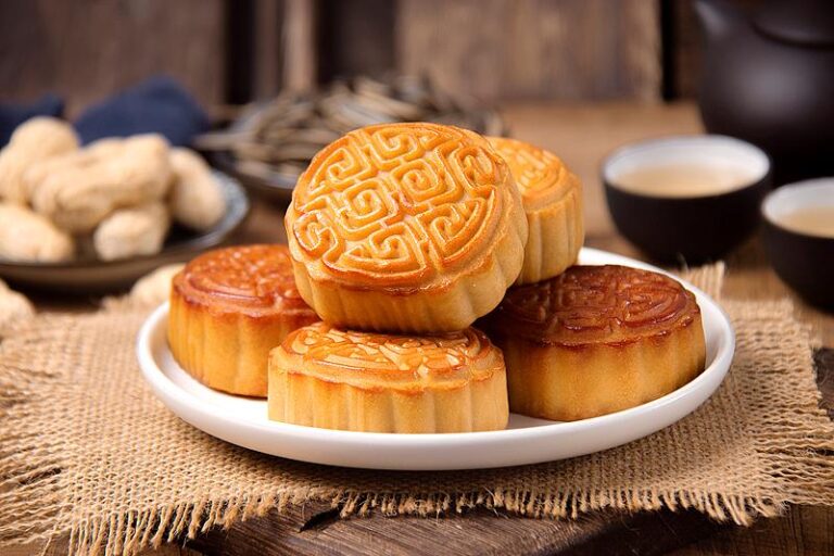 月饼里塞塑料薄膜 19岁“职业索赔人”敲诈多家酒店获刑