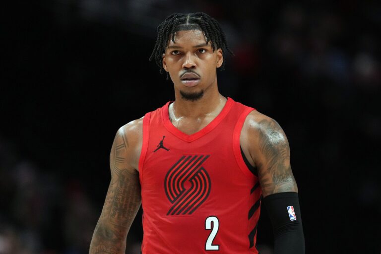 5个失误！凯莱布·乐福半场11中6拿到14分4板3助 三分2中0