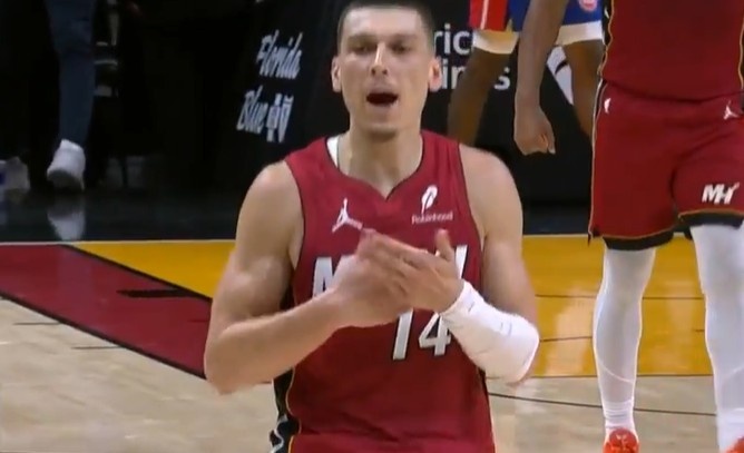 真横啊！希罗连续3记三分打得活塞仅剩1个暂停 第三节还有4分多钟