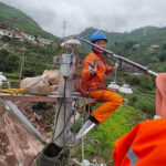 云南昭通95后女子铁塔高空作业视频惹人心疼，当事人：凭能力挣钱，无关性别