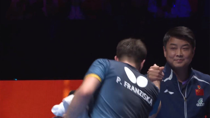 国乒男队小组赛就翻车！三位主力输德国队，王皓强装镇定祝贺对手